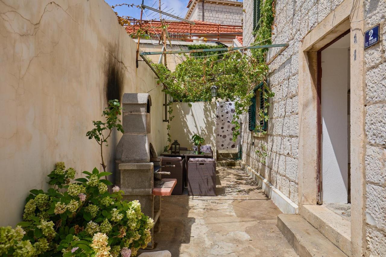 Just A Step To The Old City Gates Dubrovnik Exterior foto
